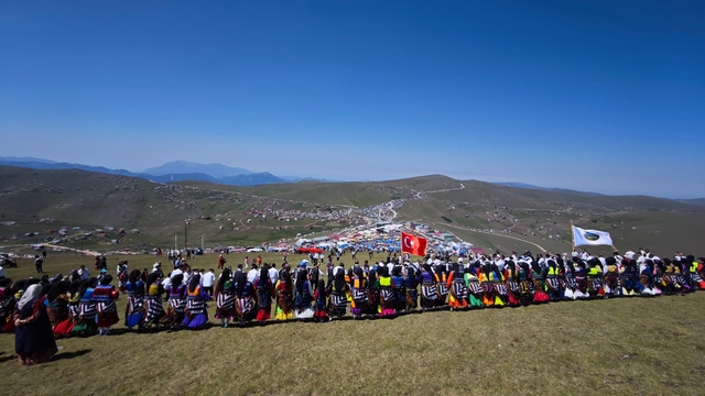 Gümüşhane'nin 1800 rakımlı yaylasında "Kadırga Otçu Şenliği" düzenlendi