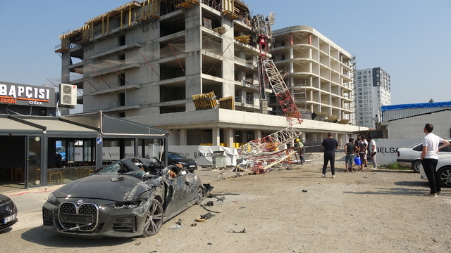 Kule vinç otomobilin üstüne devrildi, kabinde mahsur kalan operatör yaralandı