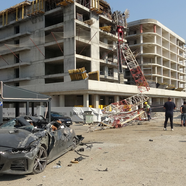 Kule vinç otomobilin üstüne devrildi, kabinde mahsur kalan operatör yaralan...