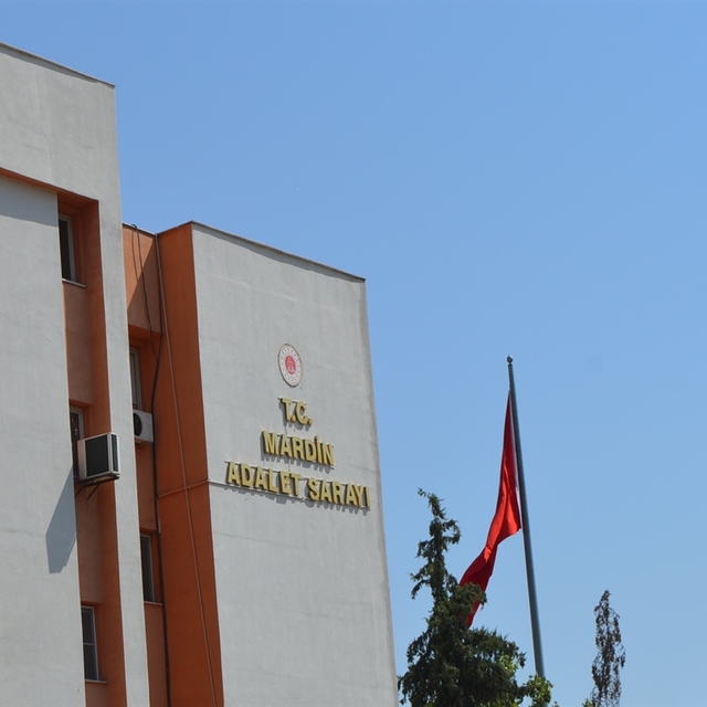 Babasını bombayla öldürmeye çalışan oğlu ile 3 arkadaşı hakkında 29 yıla ka...