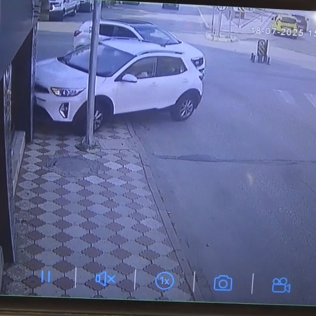 Amasya'da, 3 kadının saniyelerle kurtulduğu kaza kamerada