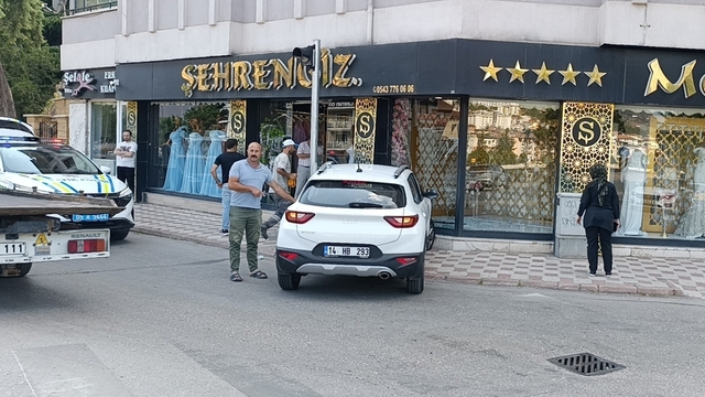 Amasya'da çarpışan iki araçtan birinin iş yerinin vitrin camına çarpması kamerada