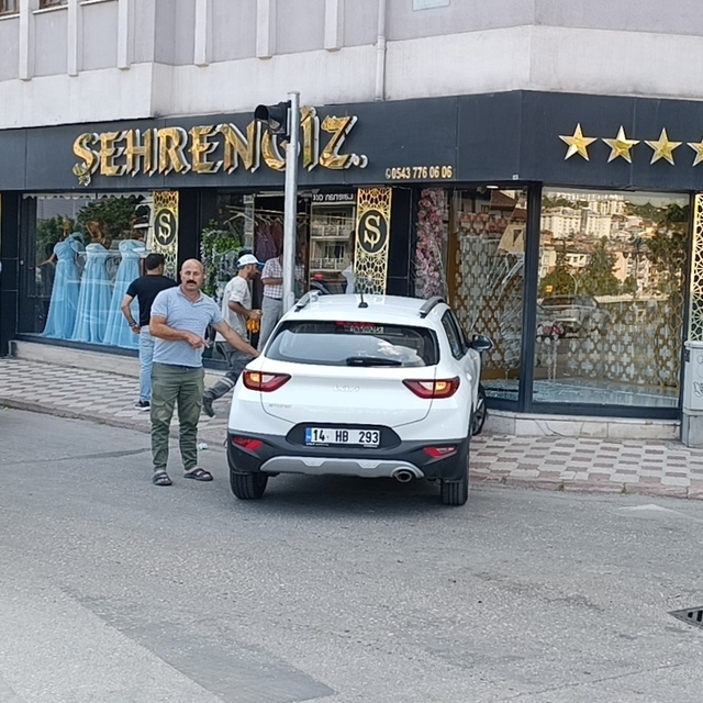 Amasya'da çarpışan iki araçtan birinin iş yerinin vitrin camına çarpması ka...
