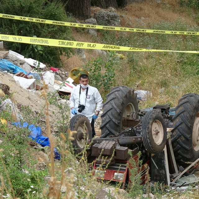 Burdur'da dereye devrilen traktörün sürücüsü öldü