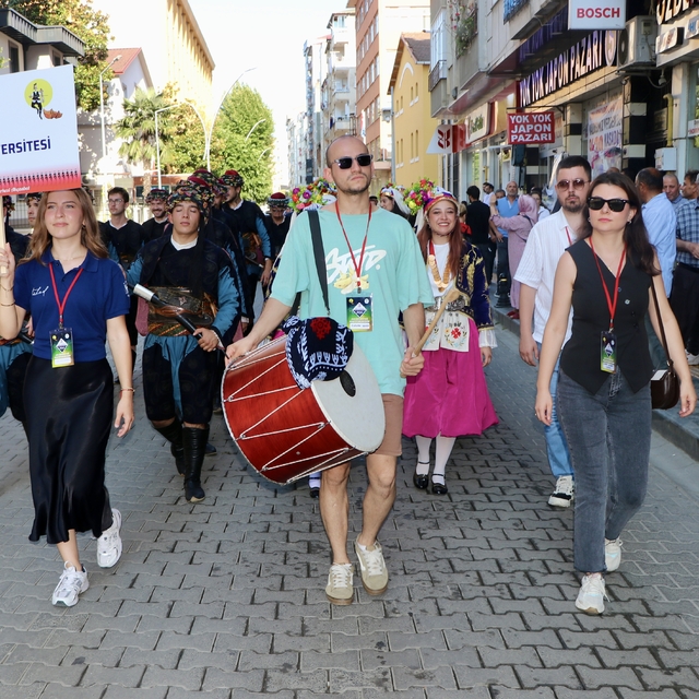 Trabzon'da "33. Uluslararası Akçaabat Müzik ve Halk Oyunları Festivali" baş...
