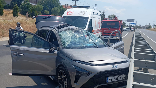 Edirne'de 2 otomobilin çarpıştığı kaza kamerada; 6 yaralı