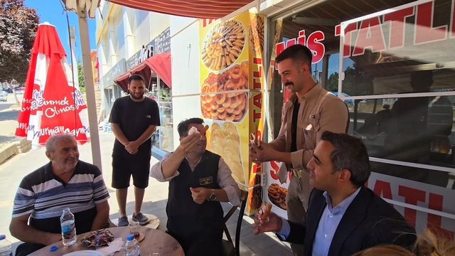 Vali, ikram ettiği marula çiğ köfte koymayı unuttuğu polis memuruna tatlı ısmarladı