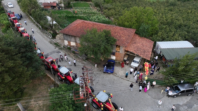 Düzce'de çiftçi ailenin sünnet aracı traktör oldu