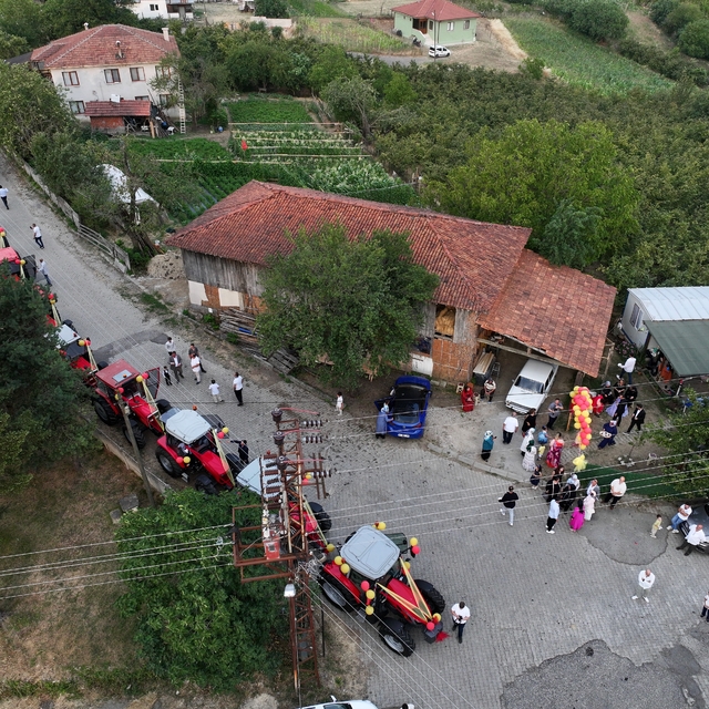 Düzce'de çiftçi ailenin sünnet aracı traktör oldu