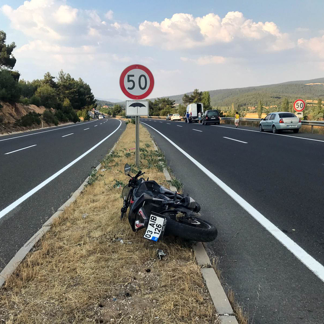 Uşak'ta refüje çarpan motosikletin sürücüsü öldü