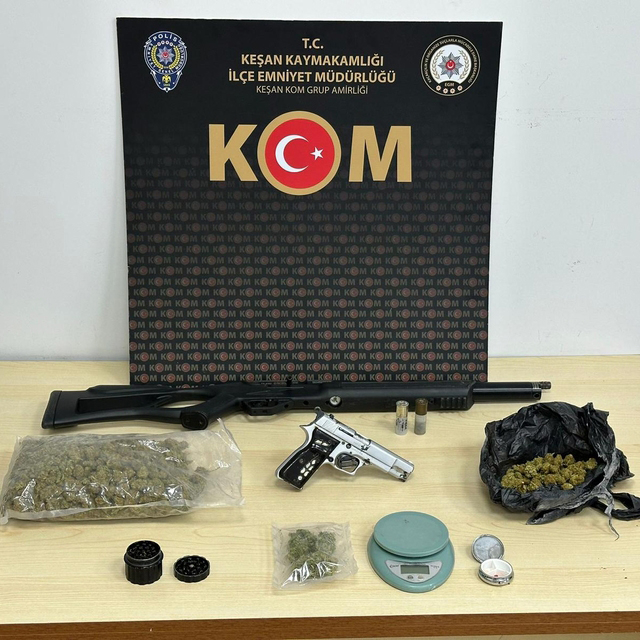 Edirne'de evinde uyuşturucu ve ruhsatsız silah ele geçirilen şüpheli tutukl...