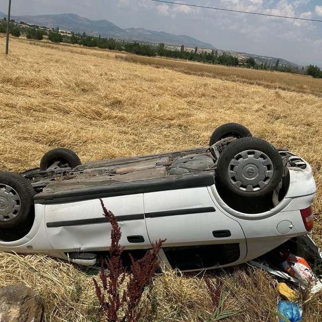 Uşak'ta tarlaya devrilen otomobildeki 3 kişi yaralandı