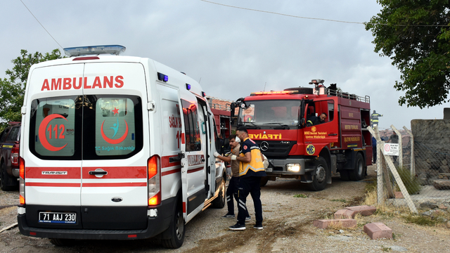 Kırıkkale'de anızda başlayan ve köydeki ahırlara sıçrayan yangın kontrol altına alındı