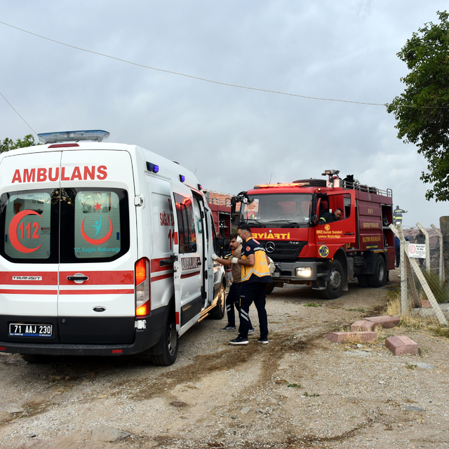 Kırıkkale'de anızda başlayan ve köydeki ahırlara sıçrayan yangın kontrol al...