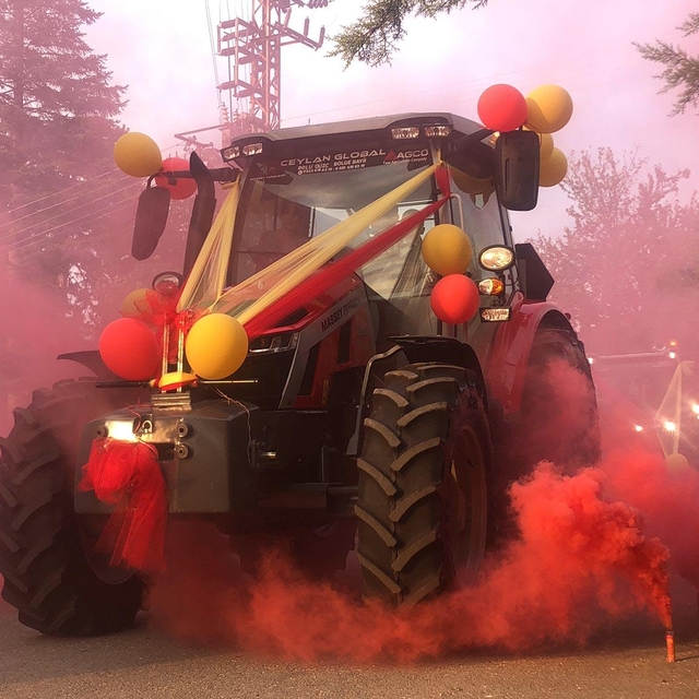 Çiftçi aile traktörlerini sünnet aracı yaptı