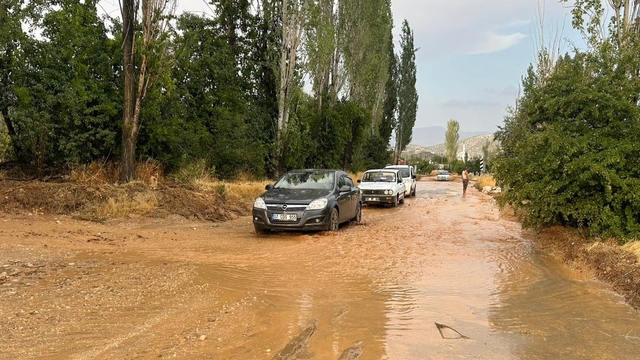 Antalya'nın Elmalı ilçesinde sağanak, dolu ve hortum etkili oldu