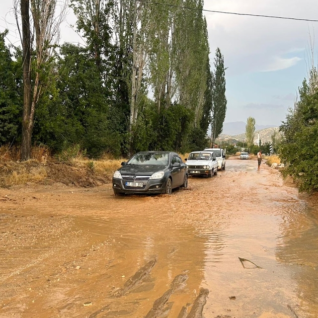 Antalya'nın Elmalı ilçesinde sağanak, dolu ve hortum etkili oldu