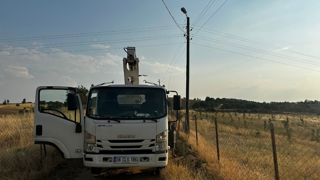 Uşak'ta tamir için çıktığı aydınlatma direğinde elektrik akımına kapılan kişi öldü
