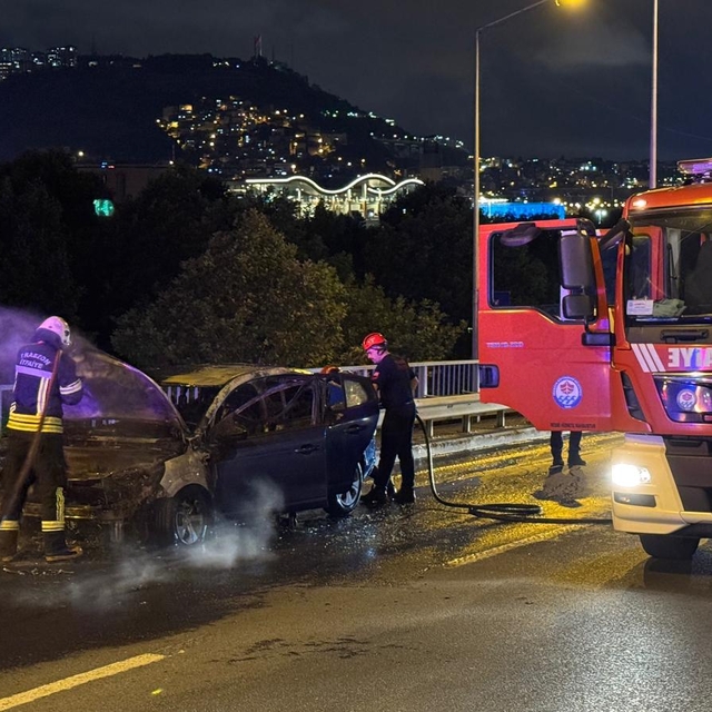 Trabzon'da seyir halindeki otomobil yandı