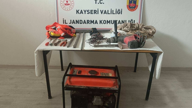 Kayseri'de izinsiz kazı yapan 3 şüpheli suçüstü yakalandı