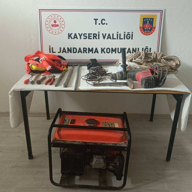 Kayseri'de izinsiz kazı yapan 3 şüpheli suçüstü yakalandı