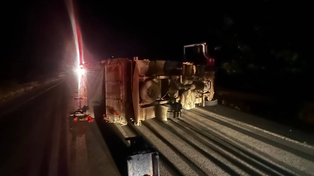 Bilecik'te devrilen kamyondaki 2 kişi yaralandı