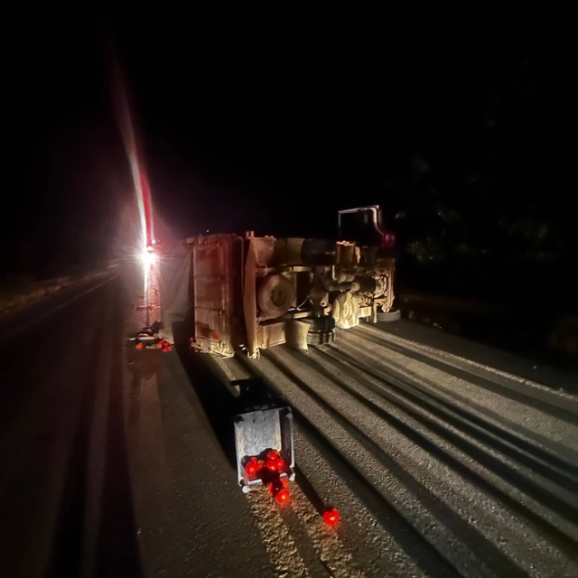 Bilecik'te devrilen kamyondaki 2 kişi yaralandı