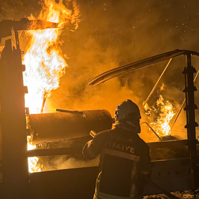Uşak'ta seyir halindeki tırın dorsesi alev aldı