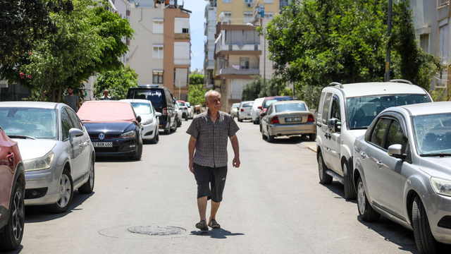 Evden tahliye edilen dede ile 2 torunu, bütçelerine uygun konut arıyor