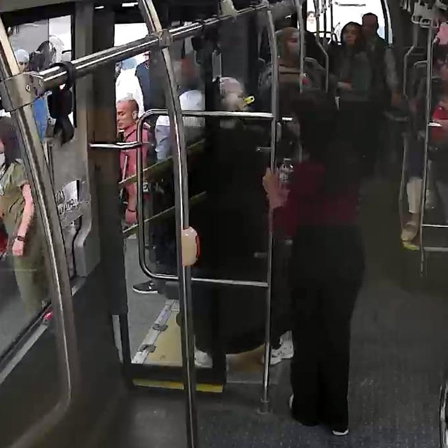 Özel halk otobüsü şoförü, sara nöbeti geçiren yolcuyu hastaneye ulaştırıldı