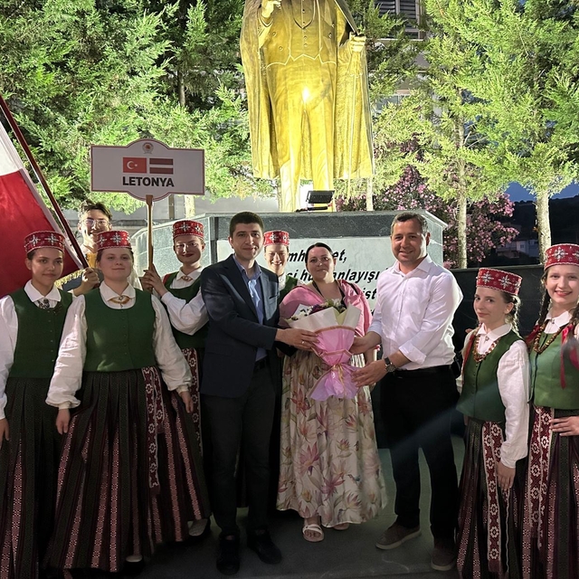 Alaçam'da halk oyunları ekipleri gösteri sundu