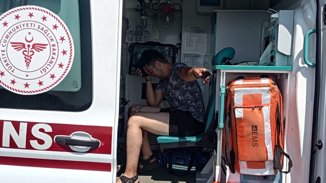 Balıkesir'de 2 otomobil ile motosikletin karıştığı kazada 3 kişi yaralandı