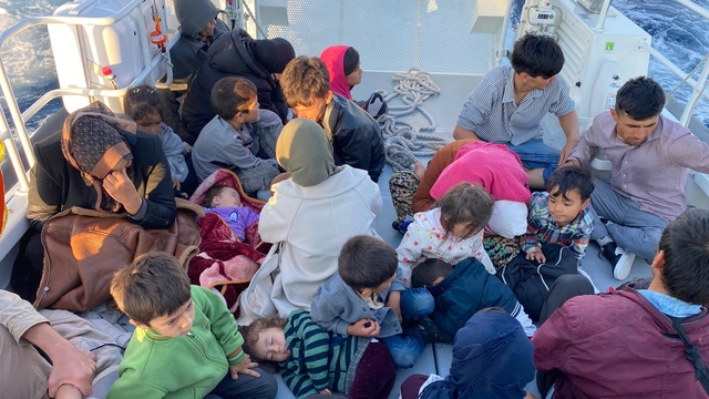 Çanakkale açıklarında 27 düzensiz göçmen kurtarıldı