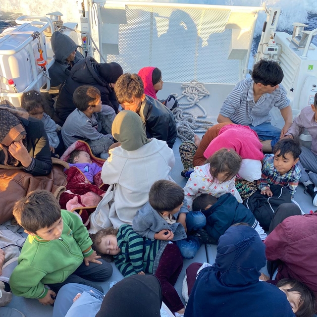 Çanakkale açıklarında 27 düzensiz göçmen kurtarıldı