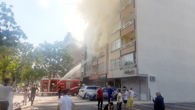 5 katlı apartmandaki dairede çıkan yangın söndürüldü