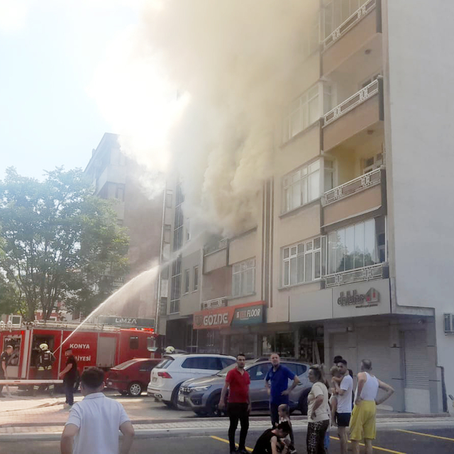 5 katlı apartmandaki dairede çıkan yangın söndürüldü