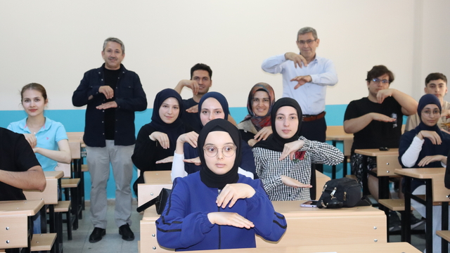 Amasya'da halk eğitimi merkezindeki kursta işaret dili "kamyon arkası yazılarıyla" öğretiliyor