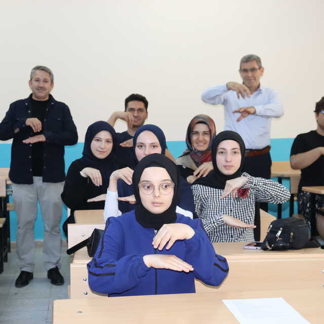 Amasya'da halk eğitimi merkezindeki kursta işaret dili "kamyon arkası yazıl...