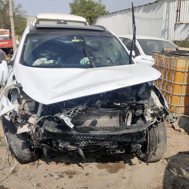 Otomobil, araca ve duvara çarparak takla attı; sürücü ağır yaralı