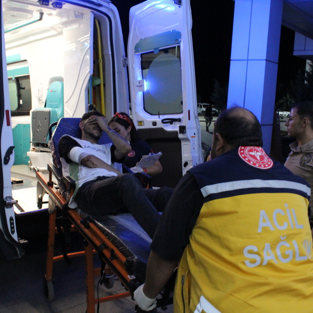 Kavgada birbirini bıçaklayan 2 arkadaş yaralandı