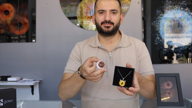 Kapadokya'da, çektiği iris fotoğrafını takı ve tabloya dönüştürüyor