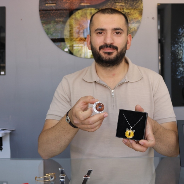 Kapadokya'da, çektiği iris fotoğrafını takı ve tabloya dönüştürüyor