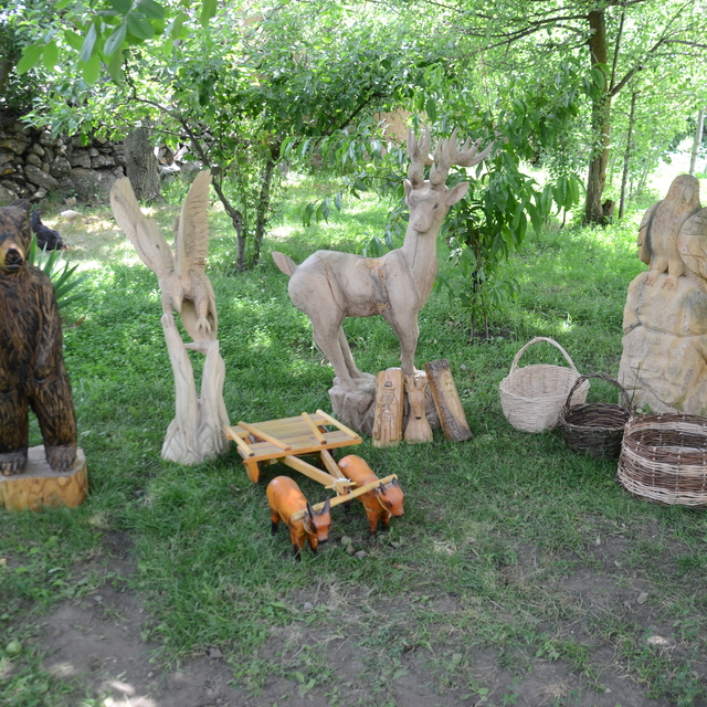 Kuruyan ağaçları sanat eserine dönüştürüyor