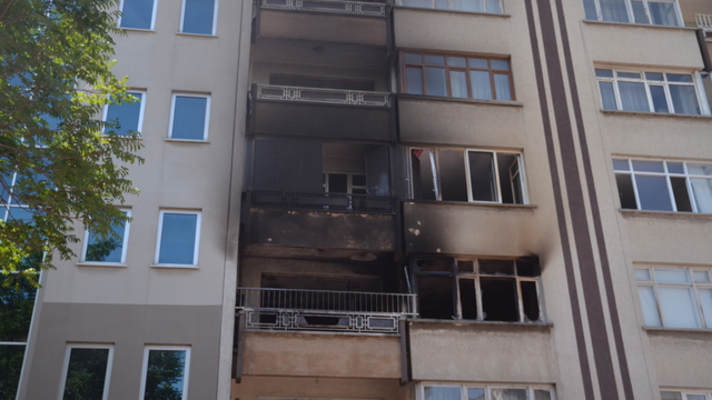 Konya'da apartman dairesinde çıkan yangında 5 kişi dumandan etkilendi