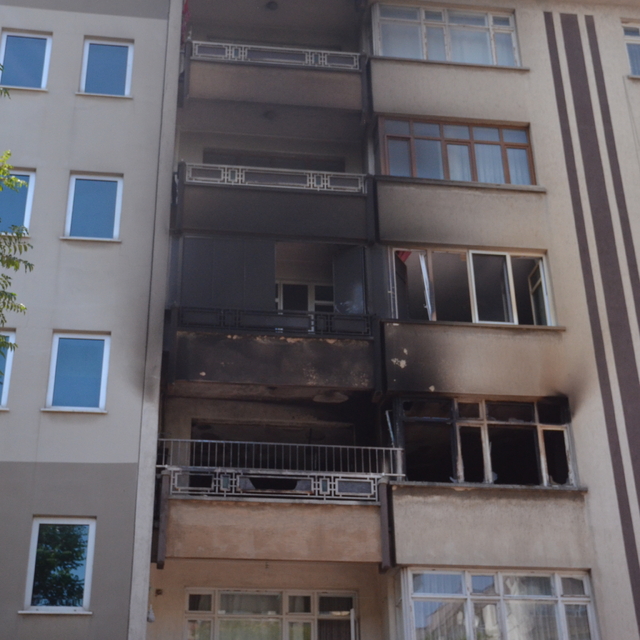 Konya'da apartman dairesinde çıkan yangında 5 kişi dumandan etkilendi