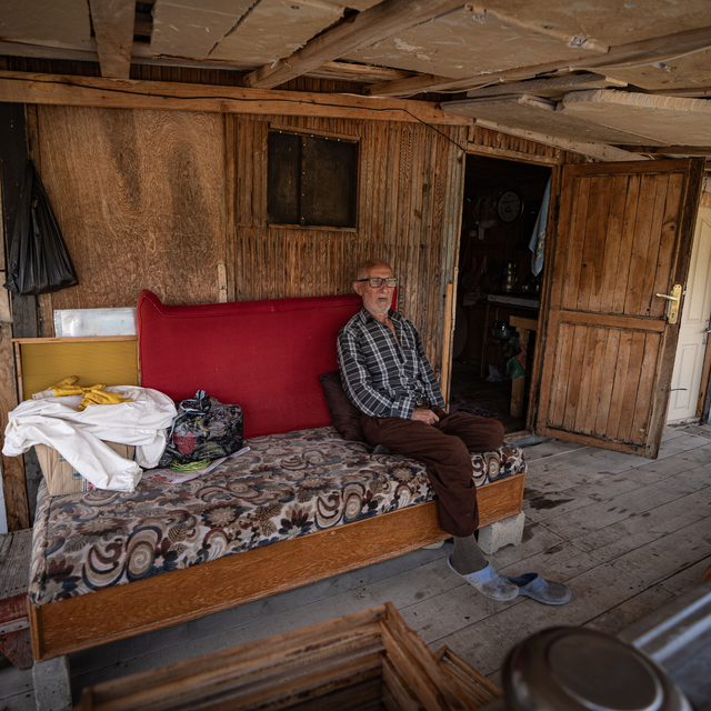 Kanseri yenen Mehmet dede hayatının ikinci baharını arılarla yaşıyor