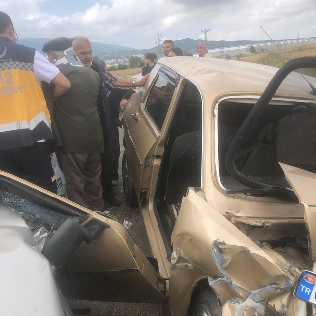 Samsun'da iki otomobilin çarpıştığı kazada 5 kişi yaralandı