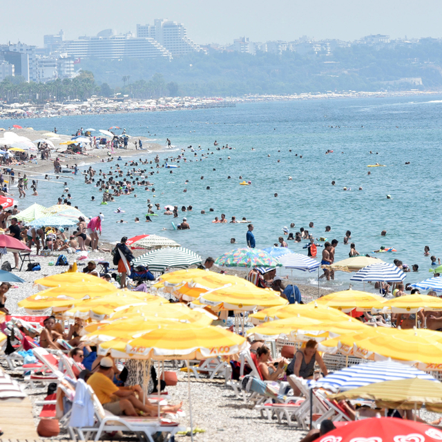 Antalya'nın havası da denizi de sıcak