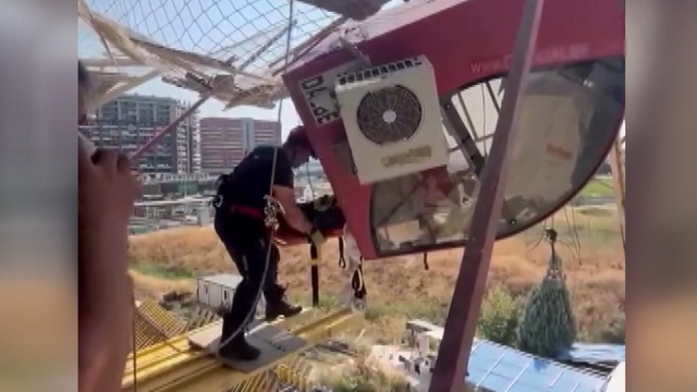 Devrilen kule vinçin kabininde mahsur kalan operatörün kurtarılma anı kamerada