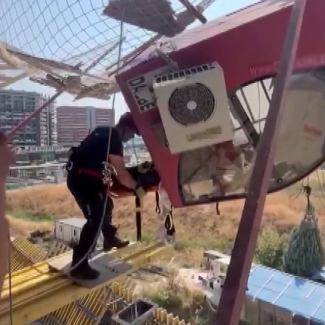 Devrilen kule vinçin kabininde mahsur kalan operatörün kurtarılma anı kamer...